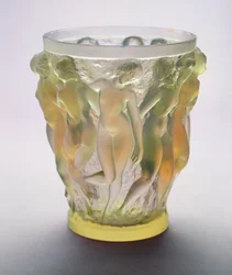 „Bacchantes”, egy opálos váza táncoló nőstények frízével (üveg)